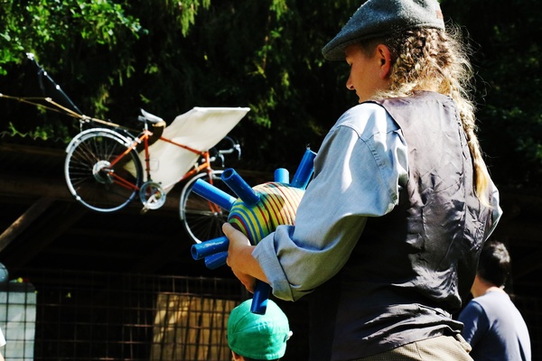 P�lmetrov� je�ek v kleci je v dr�en� Poutn�k�